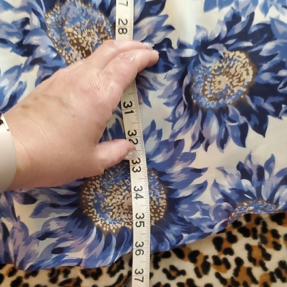 Floral Sleeveless Button-Up Blouse - Picture 5 of 8